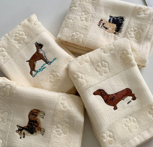 Asciugamano assorbente con ricamo a forma di cane